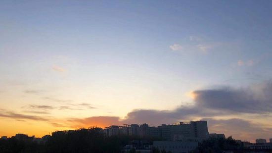 今晨北京天晴，天空出现美丽朝霞。（图/王晓）