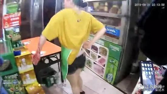 澳门vns威尼斯赌场9058·男子突然双手发黑,网上说得了“血栓”!医生:洗洗手吧…