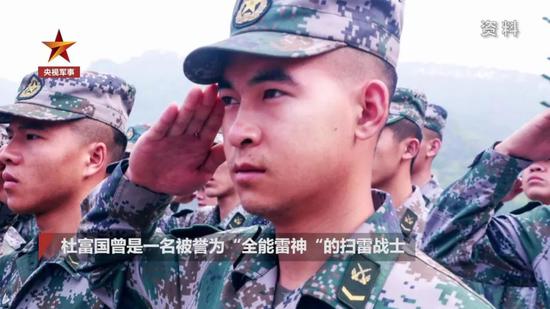 2018线上注册送58 - 武装分子持枪拦住中国维和官兵 看到五星红旗后放行