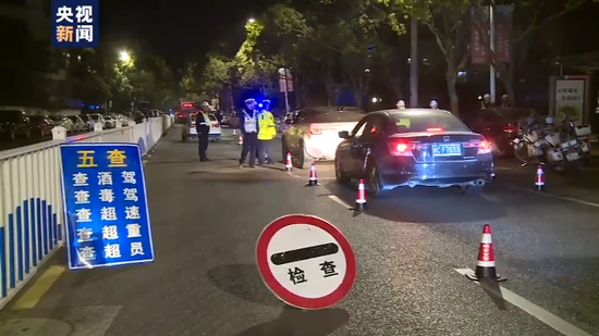 能追回转给博彩的钱吗-65|三轮车侧翻司机被困 临沂消防紧急救援