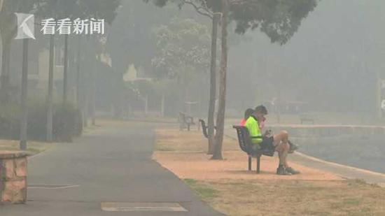 悉尼被大火包围三面皆燃 民众:只能往海里逃?