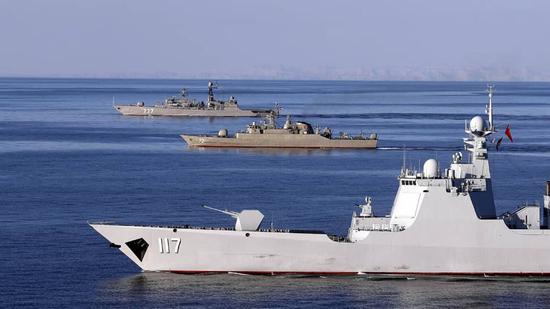 由近到远是中国、伊朗、俄罗斯的军舰,图自伊朗国家通讯社