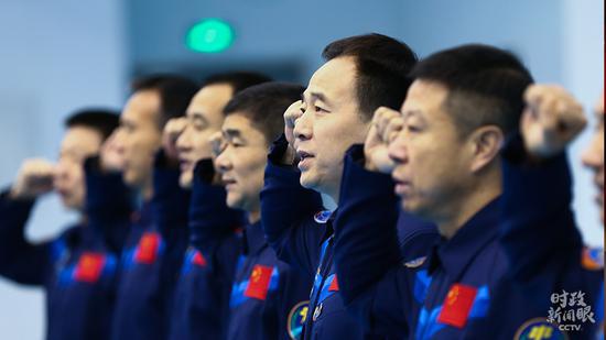 △2018年1月5日,在纪念中国人民解放军航天员大队成立20周年之际,11名曾经出征太空的中国航天员举行重温入队誓词活动。誓言铮铮不忘初心,牢记使命勇闯太空。