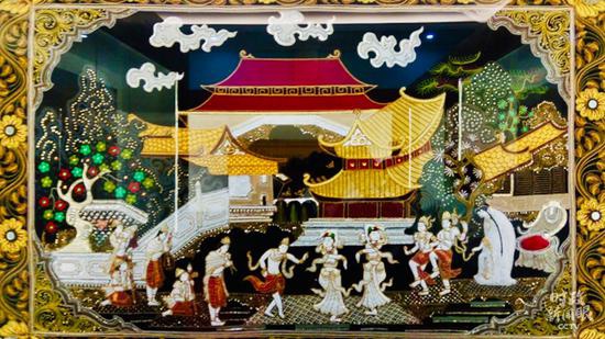 △这是缅甸曼德勒市“胞波博物馆”里的一幅展品,用缅甸刺绣再现缅甸骠国乐舞的华丽场景。