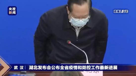王晓东向医护人员鞠躬致敬 图片来源:央视新闻