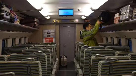 空蕩蕩的高鐵列車上,鐘鳴醫生說:“傢裡人其實很擔心,但他們已經習慣瞭”