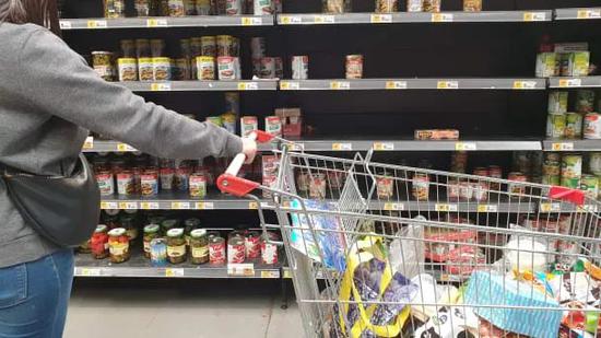 特拉维夫某超市内的罐头食品货架 摄影|<img src=