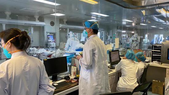 “中部医都”武汉,被疫情冲击后白色防线如何修复?