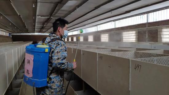 1月28日, 谢富杰正在为养殖场消毒。图/受访者提供