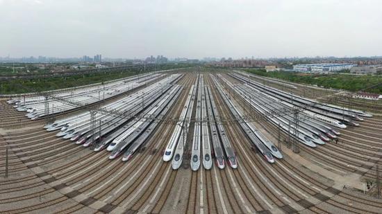 4月6日，武汉动车段高铁动车组静待重启。（湖北日报全媒记者  陈勇  通讯员  赵军  摄 ）