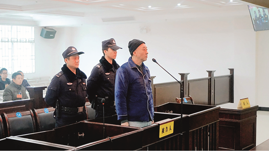 2019年12月27日,长沙市规划局原党委副书记、副局长周江受贿罪、滥用职权罪一案在湖南省永兴县人民法院公开开庭审理。图/永兴县人民法院