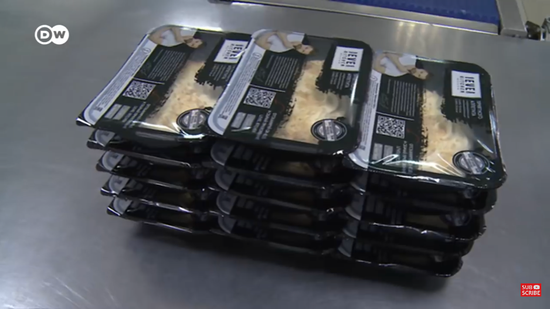餐厅免费为莫斯科医护人员提供了即食食品。/DW News