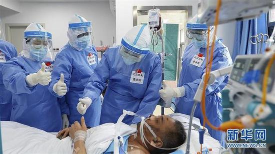 图为:5月8日,武汉协和医院器官移植中央主任董念国(右二)率领医务职员在查房时向患者乐成除去ECMO示意庆贺。(泉源:新华网)