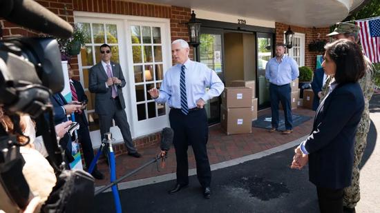  彭斯8日到访一护理中心未戴口罩。/图片来自彭斯推特