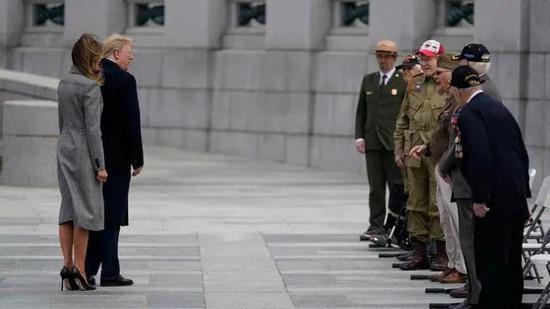  特朗普见老兵时仍未戴口罩