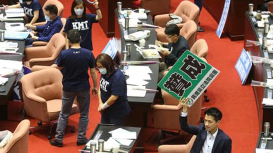 台立法机构5月8日一读通过“两岸人民干系条例”批改草案。