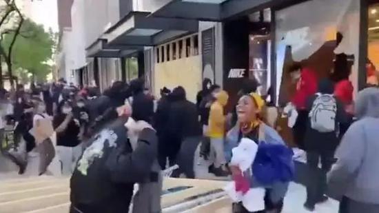 美国苹果商店被抗议者洗劫！