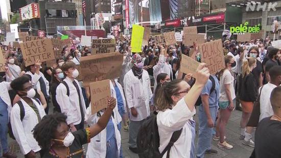 纽约街头示威抗议(NHK电视台)