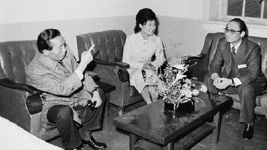 1976年,朴正熙与崔顺实父亲崔太敏(右侧)交谈,朴槿惠坐中间。