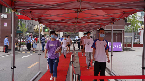 今天上午,2020年北京市中考拉开帷幕,在顺义区胜利街道仁和中学考点,考生有序进入考场。