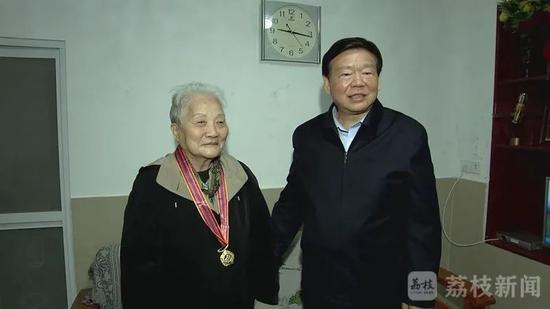 娄勤俭走访慰问老战士刘杰