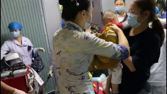  航班抵达广州后乘务员配合救护医生为小旅客进行全面检查