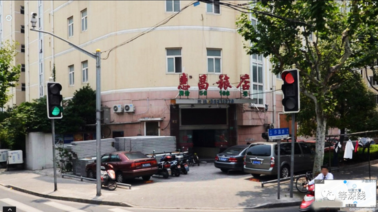 2012年6月份時的上海紅樓,叫“惠昌旅店”。樓前依舊停滿車輛,那時的大門玻璃爲透明白玻璃,正對大門的左側,堆有一些建築裝修用隔離板材。無法確認2012年6月時,該樓的6樓是否已經裝修成現狀並開始不公開“營業”。 圖片來自街景地圖的歷史圖像