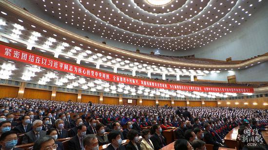 △当天约3000人参加全国脱贫攻坚总结表彰大会。(总台央视记者王策拍摄)