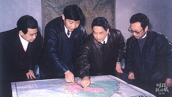 △1991年12月,习近平与同事讨论福州市战略规划设想。