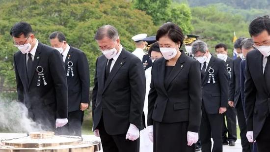 ·6月6日,文在寅(前排左二)出席显忠日纪念仪式。