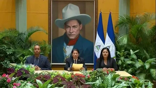 ·尼加拉瓜外长丹尼斯·蒙卡达·科林德莱斯（中）发表声明。