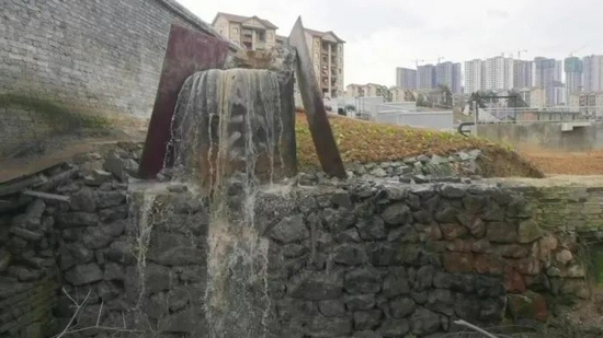 2021年12月7日，督察组现场督察发现，纳雍县第二污水处理厂溢流口大量生活污水溢流直排旮旯河