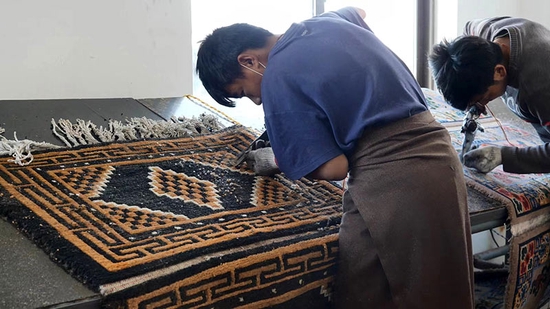 江孜昵炜藏毯厂工人正在对卡垫进行修剪（2021年10月29日摄）。