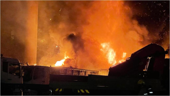 香港葵涌货柜码头至少5辆货车半夜起火。图自香港“星岛网”