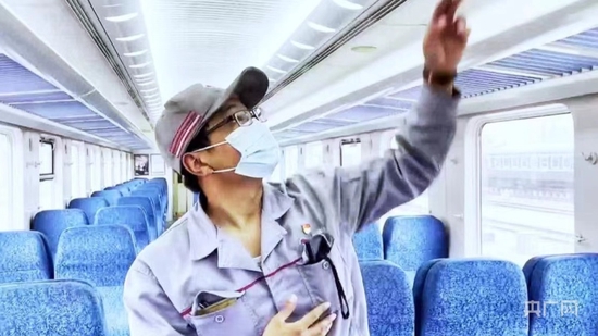  李峰正在检查客车上部服务设施技术状态 （央广网发 吴小强 摄）