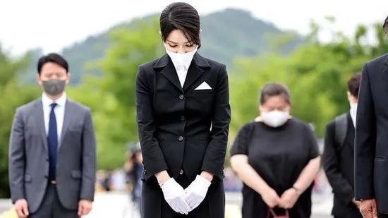 金建希于6月13日访问了庆尚南道金海市镇宁邑奉滨村，向已故前总统卢武铉墓致敬