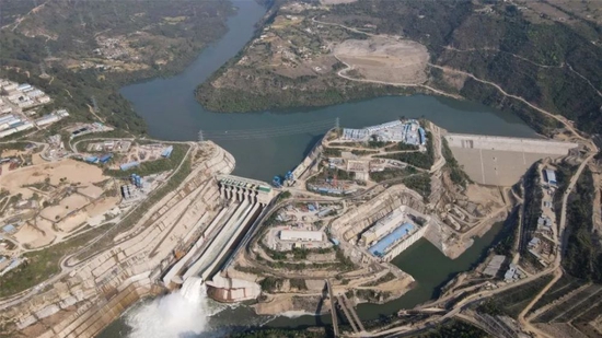 中巴经济走廊首个水电投资项目——巴基斯坦卡洛特水电站项目将为巴基斯坦提供清洁廉价电力，促进巴绿色发展（2022年4月9日摄） 三峡南亚公司卡洛特水电站项目部供图