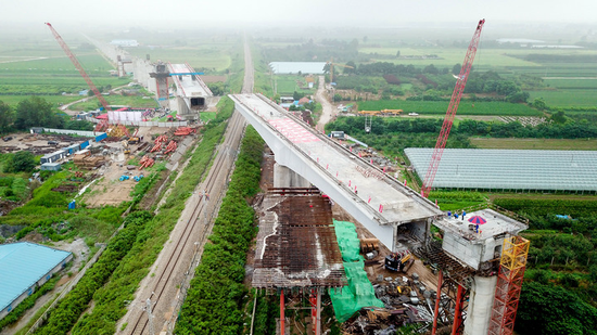  图为国家重点基建项目潍（坊）烟（台）高铁全线重点控制性工程——跨龙烟铁路超长转体梁成功转体。新华社记者 郭绪雷 摄