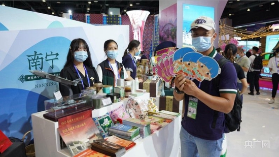第19届中国—东盟博览会9月16日开幕,南宁展台的工作人员展示南宁特色文创产品(央广网记者 唐志强 摄)