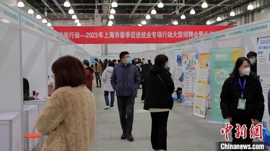 资料图：2023年2月25日，上海举办超大规模线下招聘会，累计入场人数达1.78万人。(图文无关) 康玉湛 摄