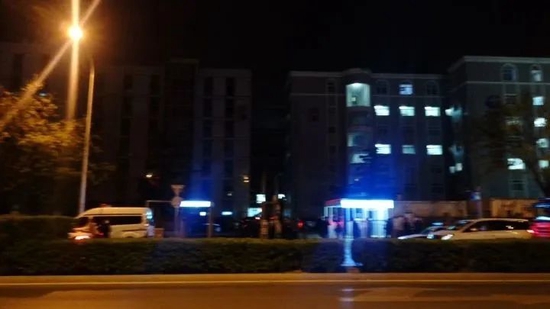  晚上11點的北京長峰醫院，左邊為東樓，右邊為西樓。受訪者供圖