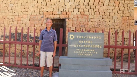 劉承漢在大柏地戰鬥戰場遺址前(央廣網見習記者 周蓓 攝)