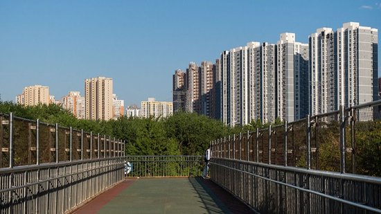 北京朝陽區,芍藥居地鐵站旁的房地產樓盤。視覺中國 資料圖