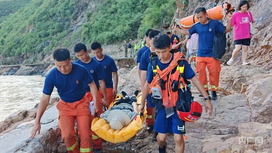 救援人員用擔架護送老人轉移(央廣網記者 龐婷 攝)