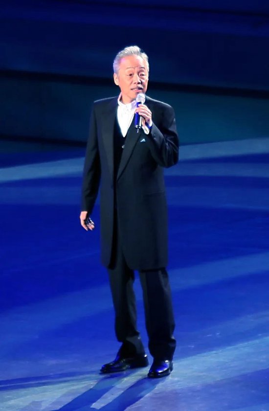  2010年，穀村新司在上海世博會開幕禮上演唱歌曲《星》。新民晚報資料圖