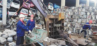 广州市金属回收有限公司购销部工人使用机械压缩拆解下来的汽车零部件，回收金属（4月17日摄）。新华社记者 邓 华摄