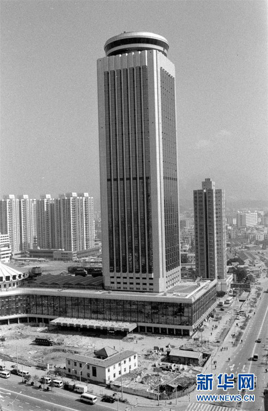 1985年底竣工的深圳国贸大厦（图片来源：新华网  摄影：段文华）