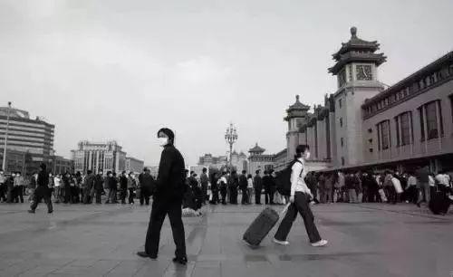 这些疫情轻微地区 为何也迷信封城封路?