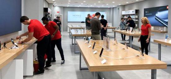 中国智能手机品牌在全球舞台上的竞争力不断增强,图为小米在西班牙开设的首家授权实体店。(《西班牙人报》网站)