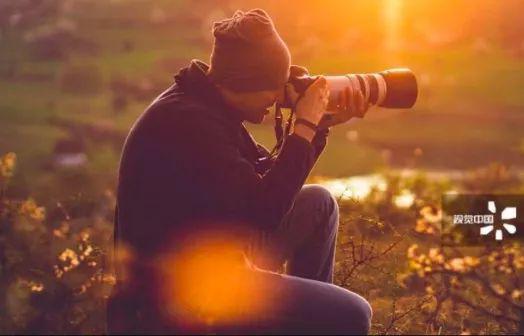 漂亮多金女友每天查手机 男子怒砸两台苹果后悲剧